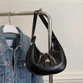 Elegante bolso hobo de media luna en charol negro brillante con detalles dorados - Negro