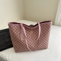 Roze shopper met vintage monogramprint en goudkleurige M-logo metalen details - Roze