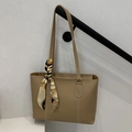 Borsa tote kaki con cuciture a contrasto e sciarpa di seta su ringhiera in metallo - Cachi