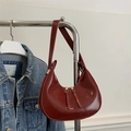 Bolso de hombro minimalista de cuero brillante color burdeos con herrajes dorados - Rojo