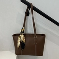 Borsa tote marrone scuro con cuciture bianche e sciarpa di seta decorativa sul manico - Marrone Scuro