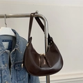 Bolso de hombro minimalista marrón oscuro tipo media luna con acabado en piel sintética - Marrón