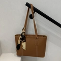 Borsa tote marrone in pelle con foulard in seta stampato e cuciture bianche a contrasto - Cuoio