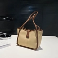 Bolso tote beige minimalista con ribete de cuero marrón oscuro y cierre de botón - Caqui