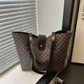 Grote shopper tas met donkerbruin M-letter monogram patroon en zwarte lederen riemen - Bruin