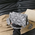 Sac à bandoulière carré motif serpent gris avec un petit porte-monnaie rond assorti - Gris