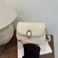 Mini borsa a tracolla beige con fibbia a ferro di cavallo dorata e cinturino in pelle - Bianco