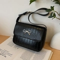 Elegante zwarte crossbodytas met krokodillenpatroon en gouden strik gesp op boek - Zwart