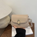 Borsa a tracolla minimalista color albicocca con fibbia a U dorata e tracolla sottile - Cachi