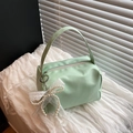 Bolso pequeño cuadrado verde menta con colgante de lazo y perlas en tela blanca - Con Colgante / Verde