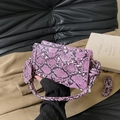 Sac bandoulière rectangulaire à motif serpent violet et noir avec bandoulière nouée - Violet