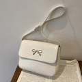 Elegante crèmekleurige crossbody tas met krokodillenprint en gouden striksluiting - Broken Wit