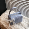 Bolso pequeño cuadrado azul claro con lazo de encaje blanco y colgante de perlas - Con Colgante / Azul