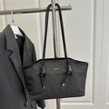Klassische schwarze Tragetasche mit diagonaler Prägung und geknoteten Griffdetails - Schwarz