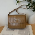 Bruine crossbodytas met krokodillenstructuur en gouden metalen strik op de flap - Bruin