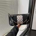 Sac sous l'aisselle noir rétro avec sangle florale, chaîne dorée et clous - Noir