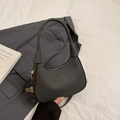 Dunkelgraue Hobo-Tasche mit Webstruktur, goldener Kette und integriertem Griff - Schwarz
