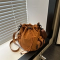 Bolso saco plisado en color caramelo con bolsillos laterales de malla y bandolera - Marrón