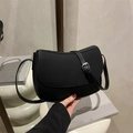 Bolso tipo silla de montar en cuero negro mate con hebilla plateada en estilo moderno - Negro