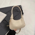 Schicke beige gewebte Halbmond-Tasche mit goldener Kette und edler Markenprägung - Beige