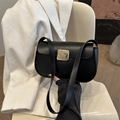 Elegante bolso de hombro negro minimalista con hebilla dorada y cuero liso - Negro