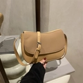 Bolso bandolera minimalista en cuero caqui con solapa y hebilla retro decorativa - Caqui