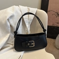 Bolso de hombro media luna negro minimalista con hebilla dorada y correa de nudos - Negro