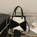 Bolso de mano minimalista en blanco y negro con textura tejida y correa de hombro - Negro