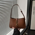 Bolso de hombro marrón tipo media luna con hebilla de metal dorado vintage y acabado mate - Marrón