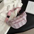 Bolso bandolera de rayas rosas y grises con correa ajustable y doble cremallera - Rosa