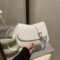 Bolso de hombro blanco minimalista de piel sintética con hebilla plateada ajustable - Blanco