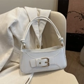 Bolso de hombro blanco con hebilla metálica y detalle de nudo en silla beige - Blanco