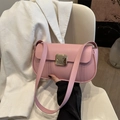 Bolso de hombro rosa en cuero mate con hebilla dorada y correa larga fija para mujer - Rosa
