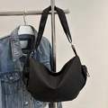 Borsa a tracolla minimalista nera a mezza luna con tracolla regolabile e tasca laterale - Nero