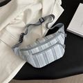 Bolso de pecho ajustable de pana a rayas azules y blancas con múltiples cremalleras - Gris