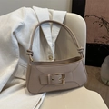 Bolso de hombro beige en cuero con hebilla dorada y elegante correa con nudos - Caqui