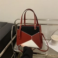 Bolso bandolera chic de patchwork con textura de cocodrilo y detalles dorados - Rojo
