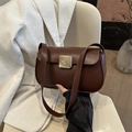 Elegante bolso de hombro marrón oscuro de cuero con hebilla dorada y estilo sofisticado - Marrón