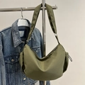 Borsa a tracolla a mezzaluna verde oliva minimalista con dettagli a coulisse laterali - Verde