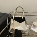 Bolso bandolera minimalista con cuero geométrico beige y negro textura cocodrilo - Caqui