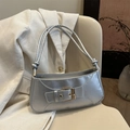 Borsa sottobraccio argento metallizzato con fibbia dorata e tracolla annodata - Argento