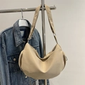 Borsa a tracolla a mezzaluna beige minimalista in nylon opaco con tracolla larga - Cachi