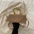 Borsa a tracolla beige minimalista con manico artistico in metallo dorato e patta asimmetrica - Cachi