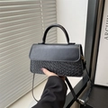 Borsa a mano alla moda in ecopelle nera con trama intrecciata e tracolla regolabile - Nero