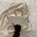 Borsa a tracolla bianca asimmetrica minimalista con manico dorato scultoreo e tracolla sottile - Bianco