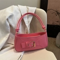 Elegante borsa baguette rosa con ampia fibbia a cintura e tracolla con nodi decorativi - Rosa