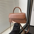 Borsa a mano vintage marrone con trama intrecciata e dettagli dorati - Marrone