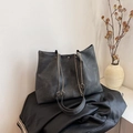 Grand sac cabas noir vintage avec bandoulière chaîne dorée et texture cuir vieilli - Noir