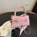 Roze minimalistische crossbody tas met decoratieve strikken en zilveren gespen - Roze