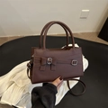 Donkerbruine minimalistische crossbody tas met strikdetail en zilverkleurige metalen gesp - Bruin